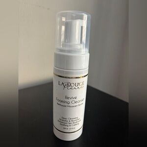La Rouge Pierre Revive Foaming Cleanser - White
